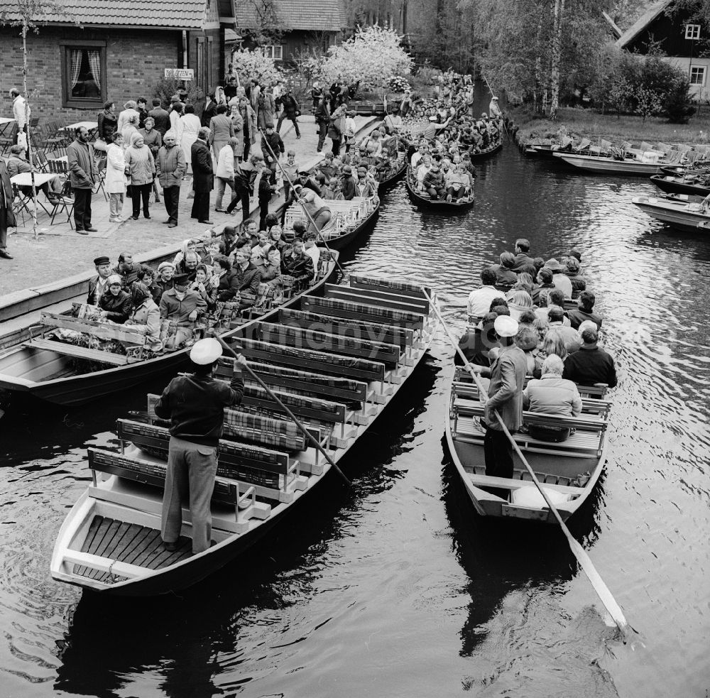 GDR photo archive: Lübbenau/Spreewald - Spreewald barges with tourists in the Spreewald in Luebbenau/Spreewald in the federal state Brandenburg on the territory of the former GDR, German Democratic Republic
