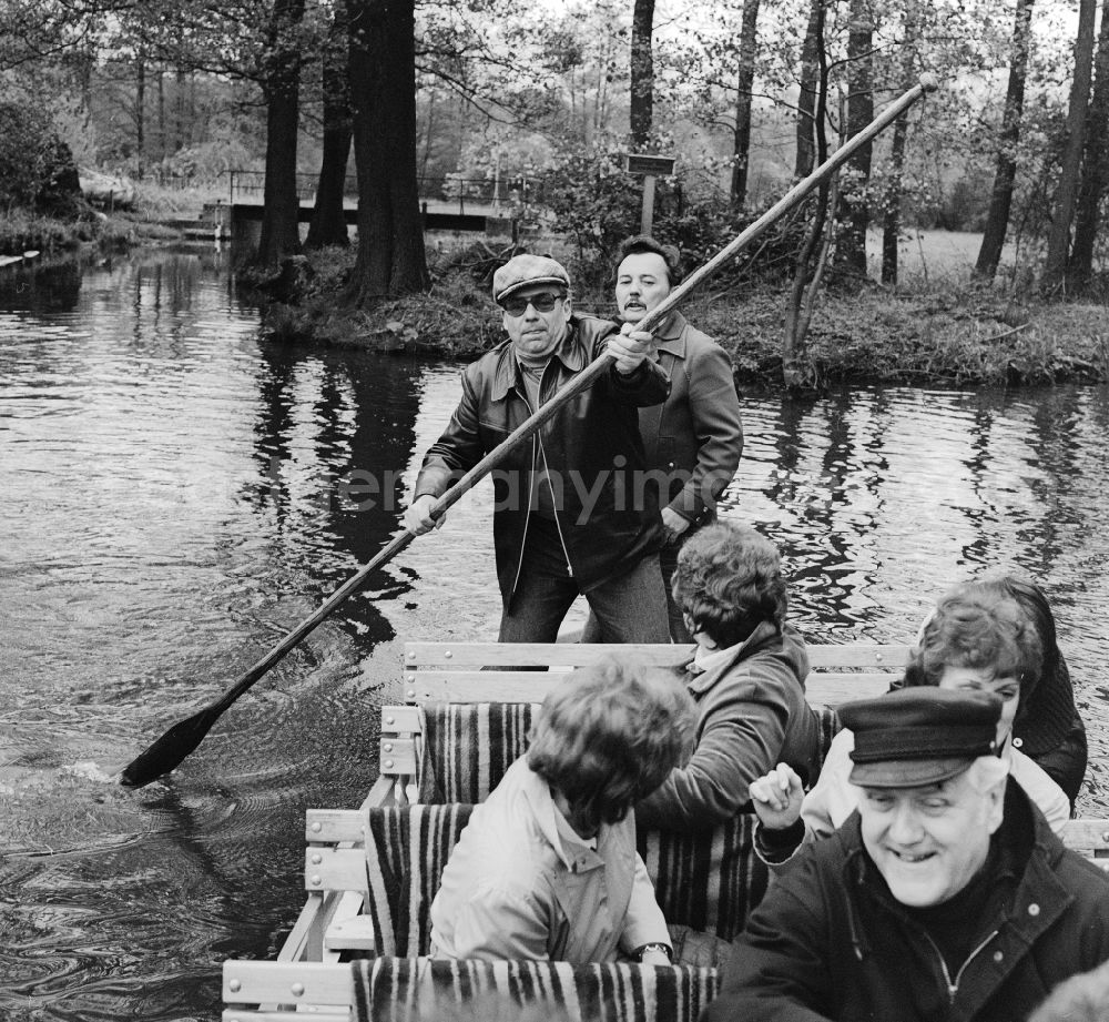 GDR photo archive: Lübbenau/Spreewald - Spreewald barges with tourists in the Spreewald in Luebbenau/Spreewald in the federal state Brandenburg on the territory of the former GDR, German Democratic Republic
