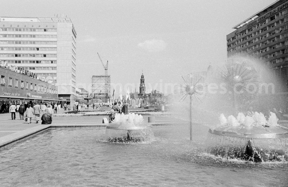 GDR picture archive: Dresden - Fountain on the Prager Strasse promenade in Dresden in the federal state of Saxony on the territory of the former GDR, German Democratic Republic
