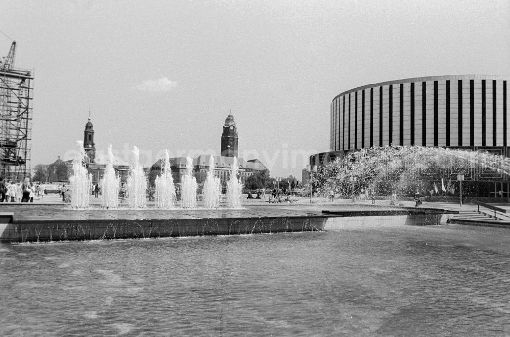 GDR image archive: Dresden - Fountain on the Prager Strasse promenade in Dresden in the federal state of Saxony on the territory of the former GDR, German Democratic Republic