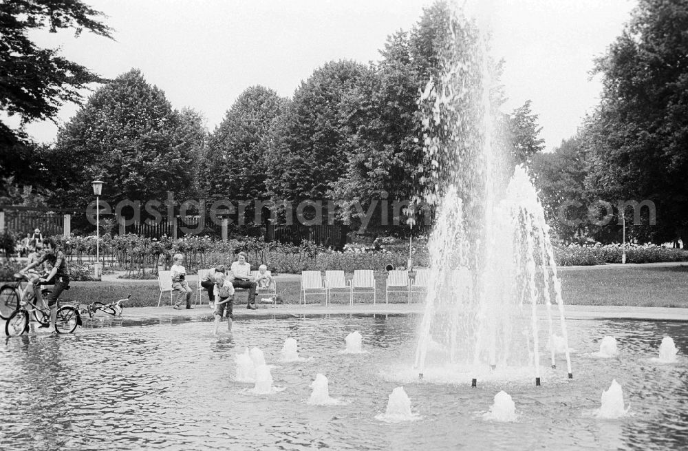 Berlin: Fountains in the rose garden in the Treptower park in Berlin, the former capital of the GDR, German democratic republic