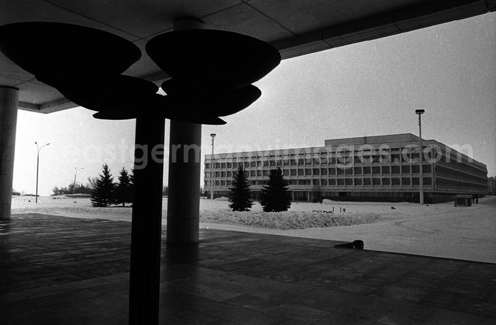 GDR image archive: Uljanobsk - Das neue Gebäude von der Staatliche Pädagogische Hochschule. Seit 1932 gibt es in Uljanowsk die Staatliche Pädagogische Hochschule. Sie ist ein wissenschaftliches - methodisches Zentrum auf dem Gebiet der Bildung und der Pädagogik. (