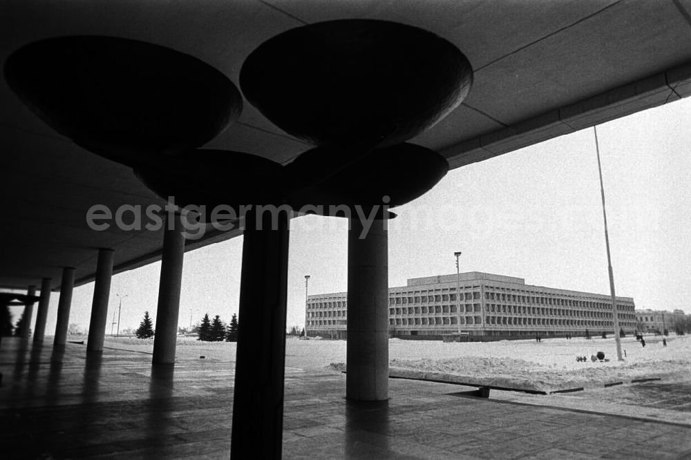 GDR picture archive: Uljanowsk - Das neue Gebäude von der Staatliche Pädagogische Hochschule. Seit 1932 gibt es in Uljanowsk die Staatliche Pädagogische Hochschule. Sie ist ein wissenschaftliches - methodisches Zentrum auf dem Gebiet der Bildung und der Pädagogik. (