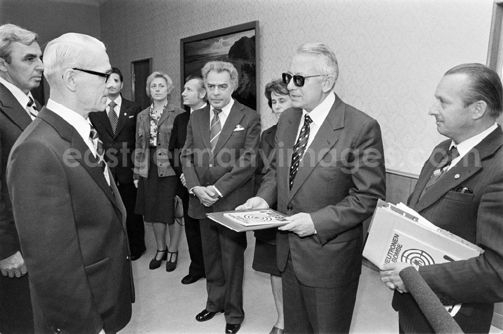GDR photo archive: Berlin - State act and reception a delegation of the GDR Peace Council meeting including chairman Guenther Drefahl with the chairman of the Council of Ministers Willi Stoph in the district Mitte in Berlin Eastberlin on the territory of the former GDR, German Democratic Republic