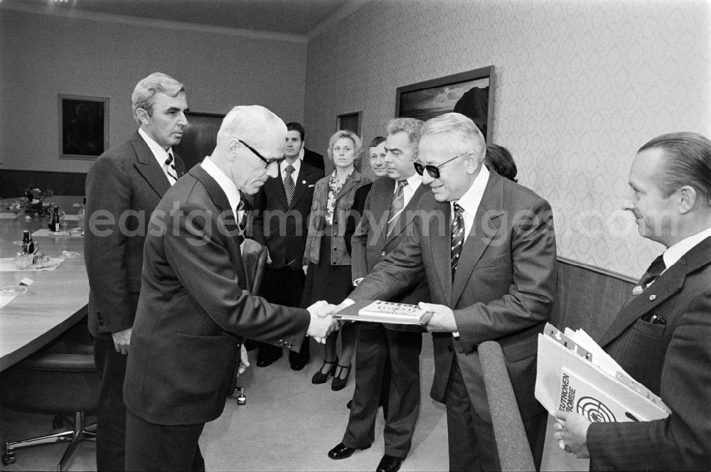 GDR picture archive: Berlin - State act and reception a delegation of the GDR Peace Council meeting including chairman Guenther Drefahl with the chairman of the Council of Ministers Willi Stoph in the district Mitte in Berlin Eastberlin on the territory of the former GDR, German Democratic Republic