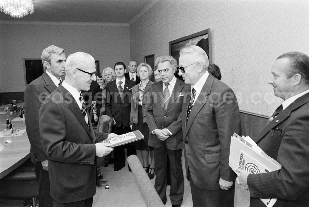 Berlin: State act and reception a delegation of the GDR Peace Council meeting including chairman Guenther Drefahl with the chairman of the Council of Ministers Willi Stoph in the district Mitte in Berlin Eastberlin on the territory of the former GDR, German Democratic Republic
