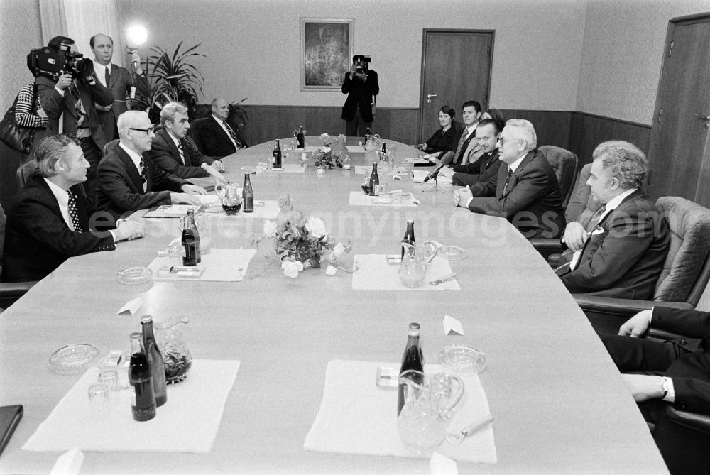 GDR image archive: Berlin - State act and reception a delegation of the GDR Peace Council meeting including chairman Guenther Drefahl with the chairman of the Council of Ministers Willi Stoph in the district Mitte in Berlin Eastberlin on the territory of the former GDR, German Democratic Republic