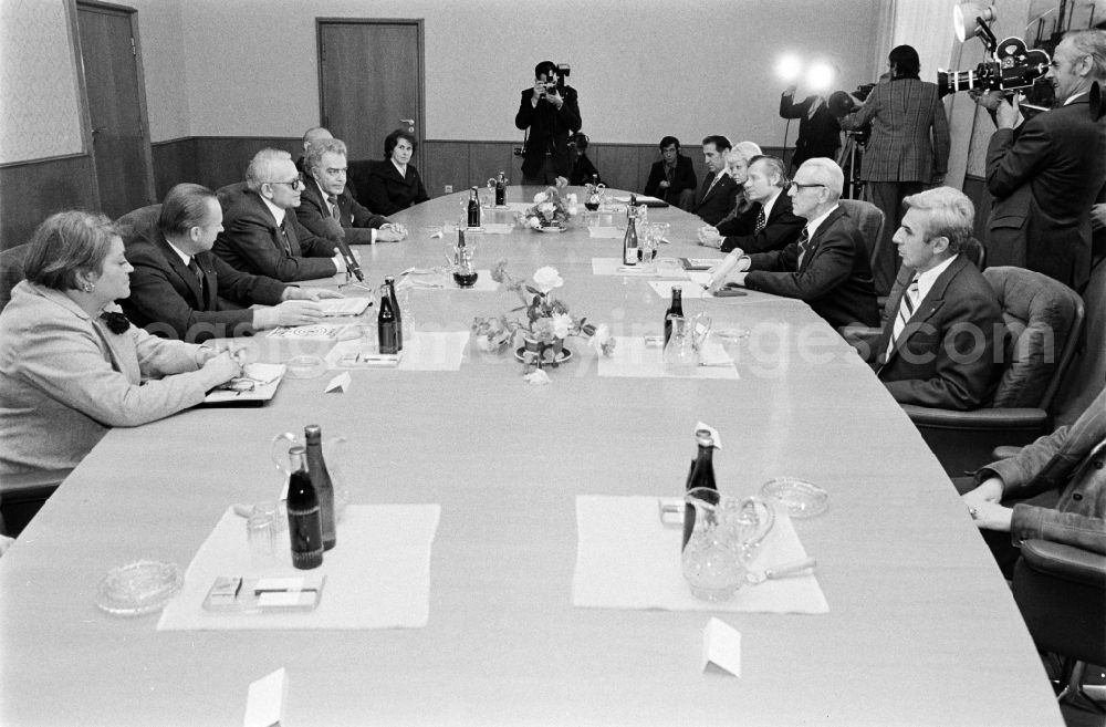 GDR picture archive: Berlin - State act and reception a delegation of the GDR Peace Council meeting including chairman Guenther Drefahl with the chairman of the Council of Ministers Willi Stoph in the district Mitte in Berlin Eastberlin on the territory of the former GDR, German Democratic Republic