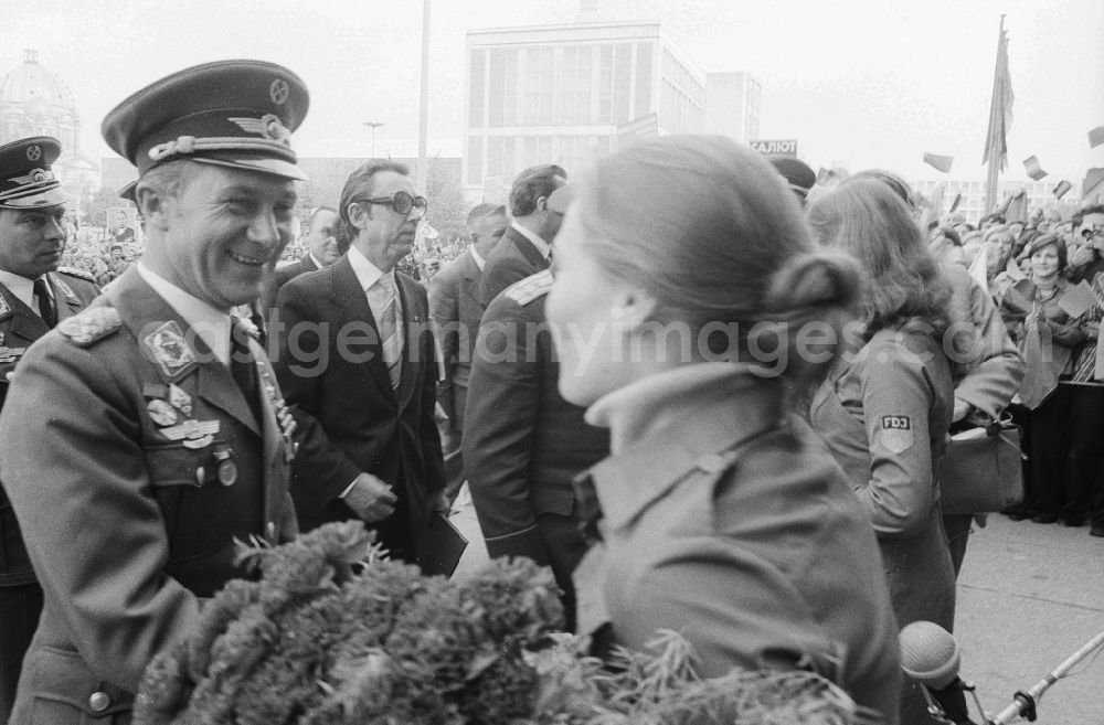 GDR image archive: Berlin - Reception for the Russian cosmonaut Valeri Fyodorowitsch Bykowski by Colonel Sigmund Jaehn in Berlin - East Berlin on the territory of the former GDR, German Democratic Republic