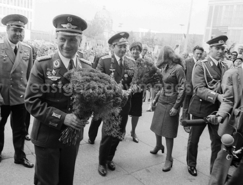 GDR photo archive: Berlin - Reception for the Russian cosmonaut Valeri Fyodorowitsch Bykowski by Colonel Sigmund Jaehn in Berlin - East Berlin on the territory of the former GDR, German Democratic Republic