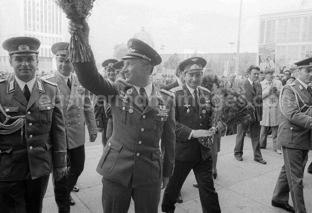 GDR picture archive: Berlin - Reception for the Russian cosmonaut Valeri Fyodorowitsch Bykowski by Colonel Sigmund Jaehn in Berlin - East Berlin on the territory of the former GDR, German Democratic Republic