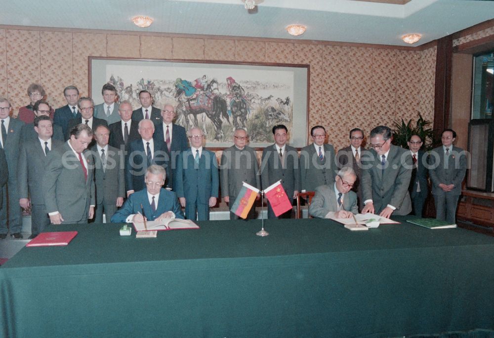 Peking: State ceremony with the General Secretary of the SED and Chairman of the State Council Erich Honecker to sign a joint agreement between the governments of the GDR and the People's Republic of China in Beijing, China