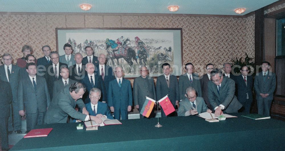 GDR image archive: Peking - State ceremony with the General Secretary of the SED and Chairman of the State Council Erich Honecker to sign a joint agreement between the governments of the GDR and the People's Republic of China in Beijing, China