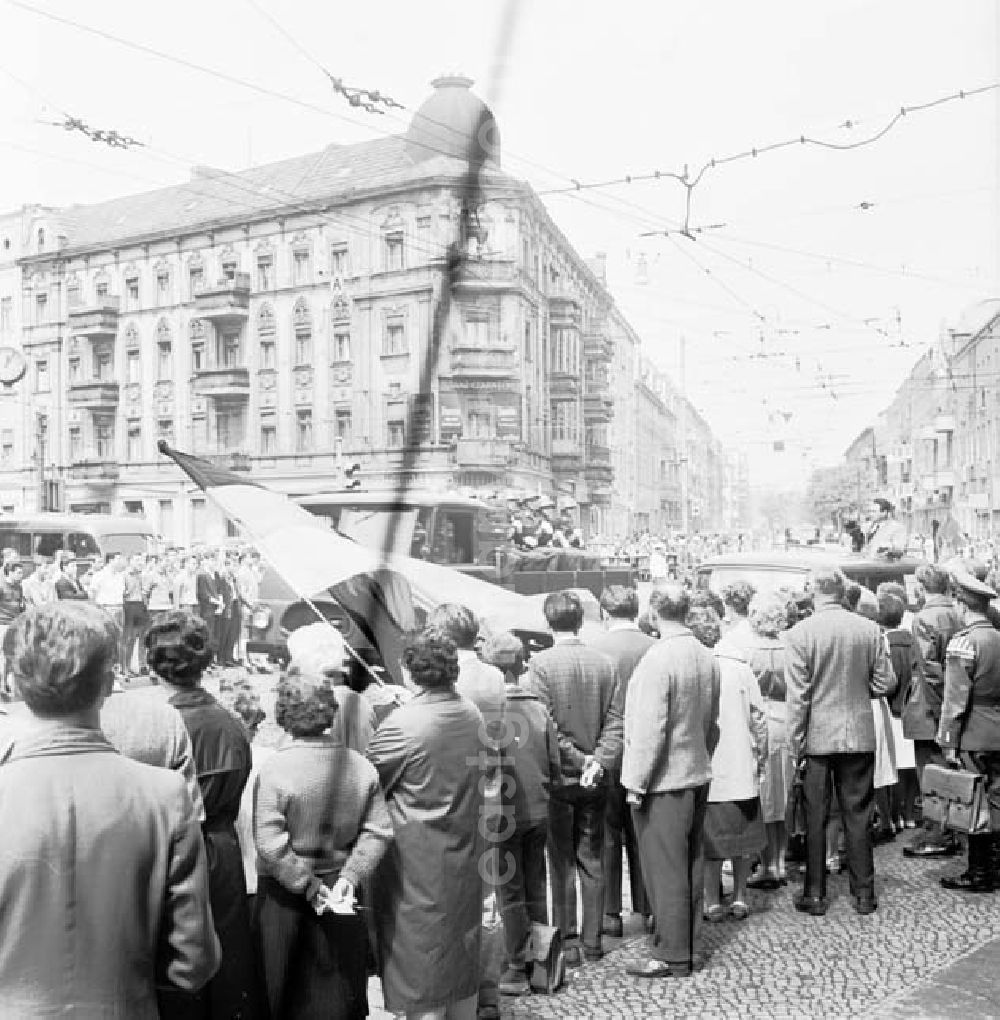 Berlin: Passanten / Schaulustige / Menschen stehen an Strasse mit Flagge (DDR-Flagge) in Hand. Staatsbegräbnis / Begräbnis / Beerdigung mit militärischen Ehren von Reinhold Huhn. Reinhold Huhn (08.03.1942 - 18.