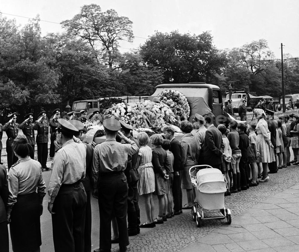 GDR photo archive: Berlin - Mit einem Korso wird in Berlin der Sarg von Reinhold Huhn zur Beerdigung gefahren. Soldaten und Passanten stehen am Straßenrand. Der 2