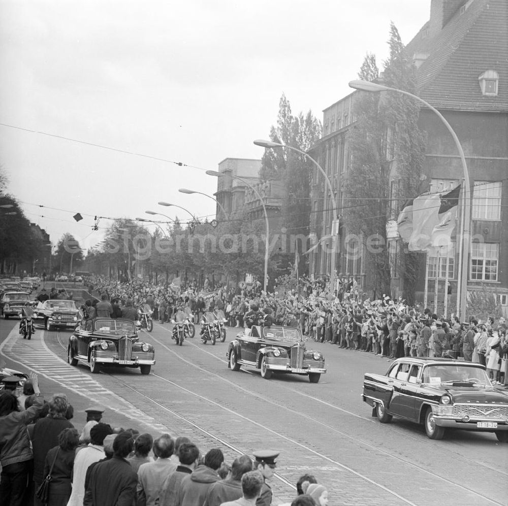 GDR picture archive: Berlin - Erich Honecker und Besuch aus der Sowjetunion Herr Breschnew winkend im fahrenden Auto, Zuschauer stehen am Straßenrand.