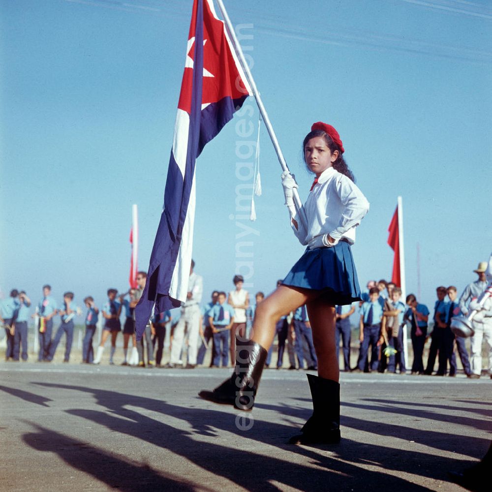 Santiago de Cuba: Ein junges Pioniermädchen präsentiert zur Ankunft des Staats- und Parteivorsitzenden der DDR, Erich Honecker, auf dem Flughafen Santiago de Cuba die kubanische Flagge. Honecker stattete vom 2