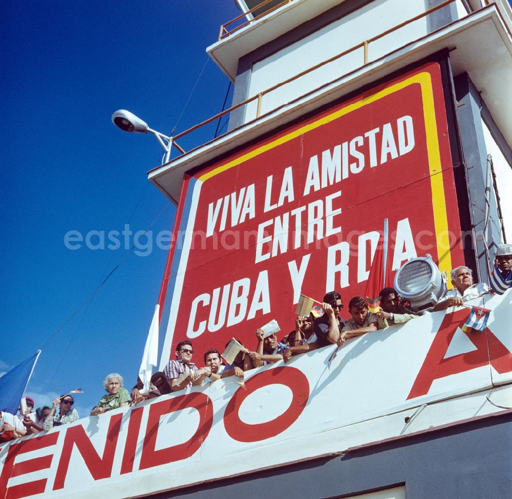 GDR image archive: Santiago de Cuba - Mit einem großen Plakat mit der Aufschrift Viva la amistad entre Cuba y RDA - Es lebe die Freundschaft zwischen Kuba und DDR wird der Staats- und Parteivorsitzende der DDR, Erich Honecker, auf dem Flughafen Santiago de Cuba willkommen geheißen. Honecker stattete vom 2