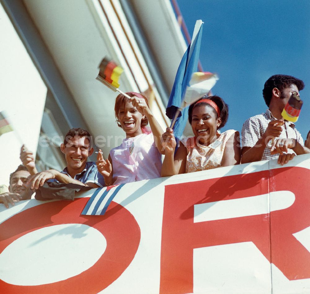 GDR image archive: Santiago de Cuba - Mit Jubel und DDR-Fähnchen wird der Staats- und Parteivorsitzende der DDR, Erich Honecker, auf dem Flughafen Santiago de Cuba willkommen geheißen. Honecker stattete vom 2