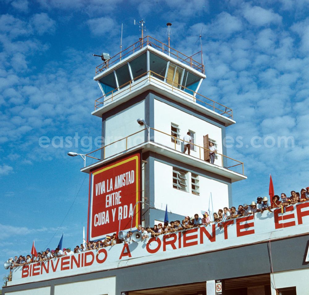 GDR picture archive: Santiago de Cuba - Mit einem großen Plakat mit der Aufschrift Viva la amistad entre Cuba y RDA - Es lebe die Freundschaft zwischen Kuba und DDR wird der Staats- und Parteivorsitzende der DDR, Erich Honecker, auf dem Flughafen Santiago de Cuba willkommen geheißen. Honecker stattete vom 2