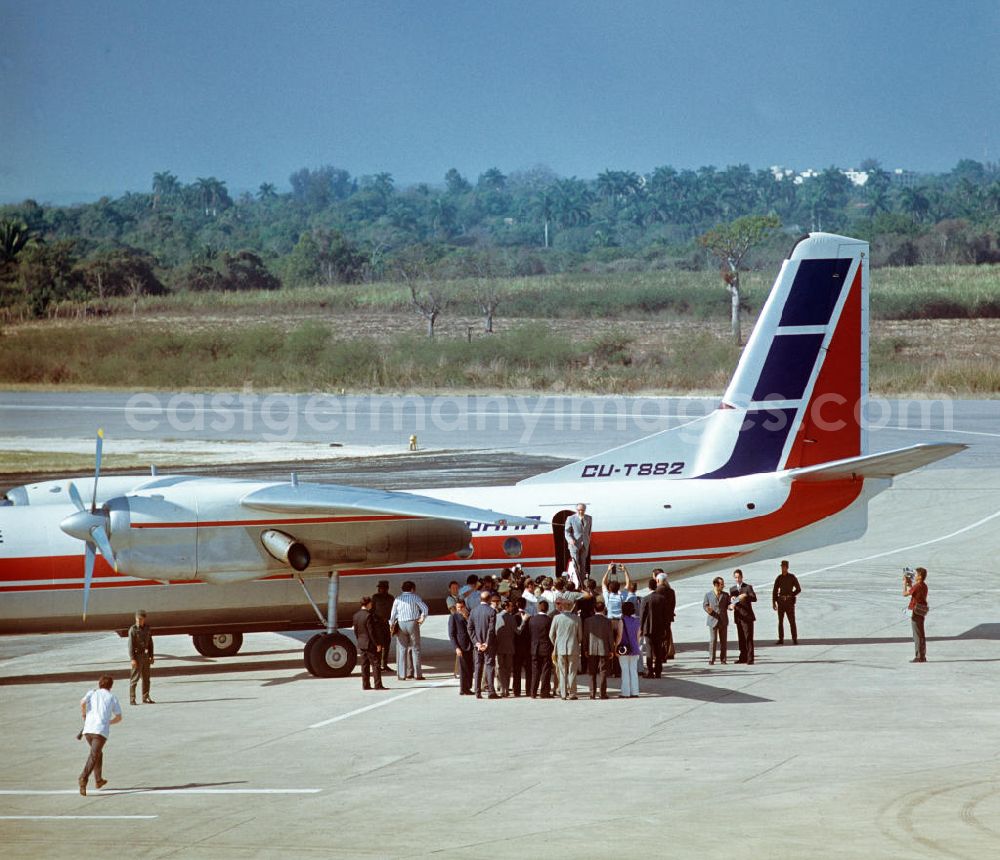 Santiago de Cuba: Der Staats- und Parteivorsitzende der DDR, Erich Honecker, steigt auf dem Flughafen Santiago de Cuba aus seinem Flugzeug und wird von Mitgliedern der kubanischen Regierung sowie der Presse in Empfang genommen. Honecker stattete vom 2