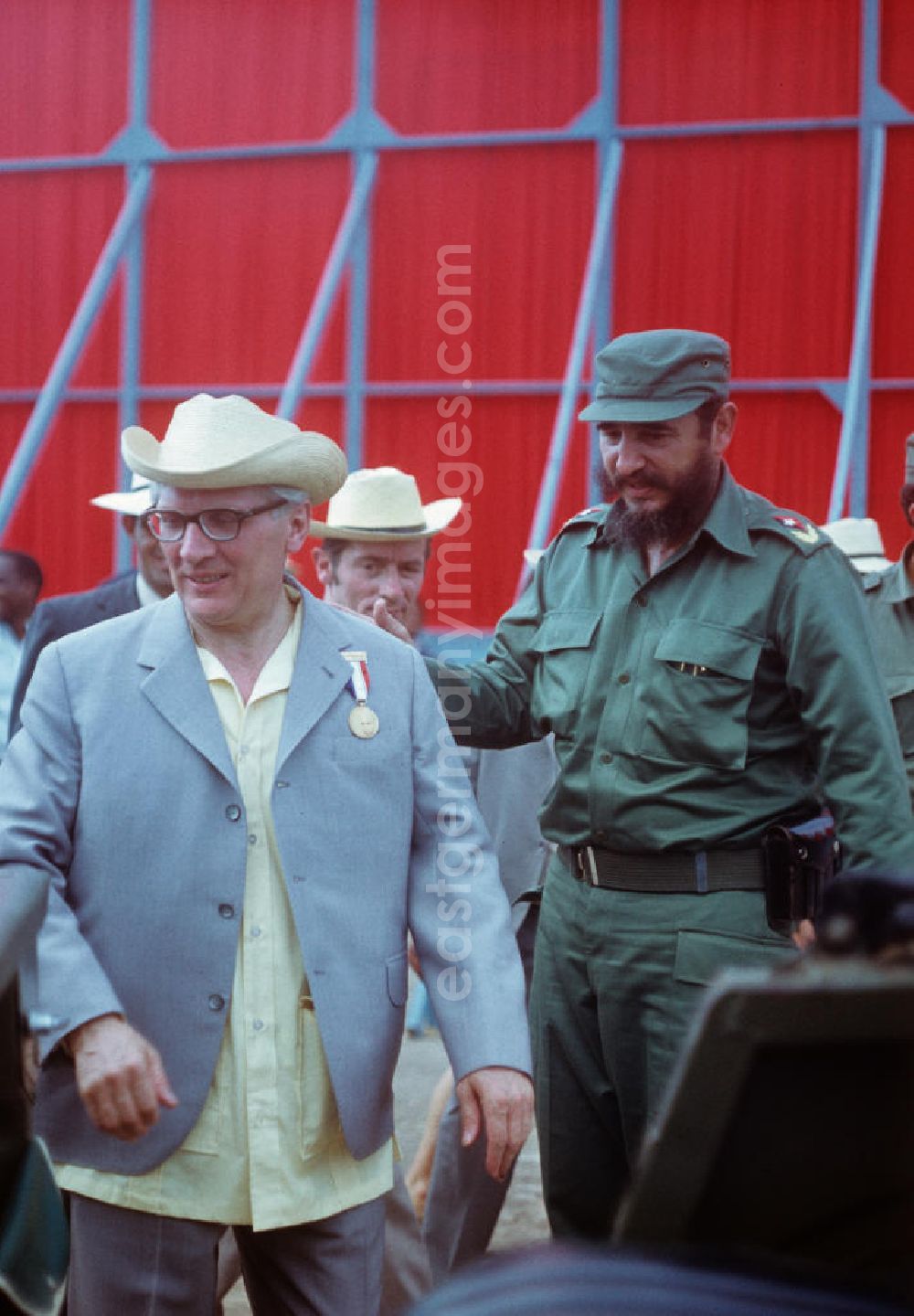 GDR image archive: Cienfuegos - Der Staats- und Parteivorsitzende der DDR, Erich Honecker, nach der Großkundgebung im kubanischen Cienfuegos mit dem kubanischen Regierungschef Fidel Castro. Honecker stattete vom 2