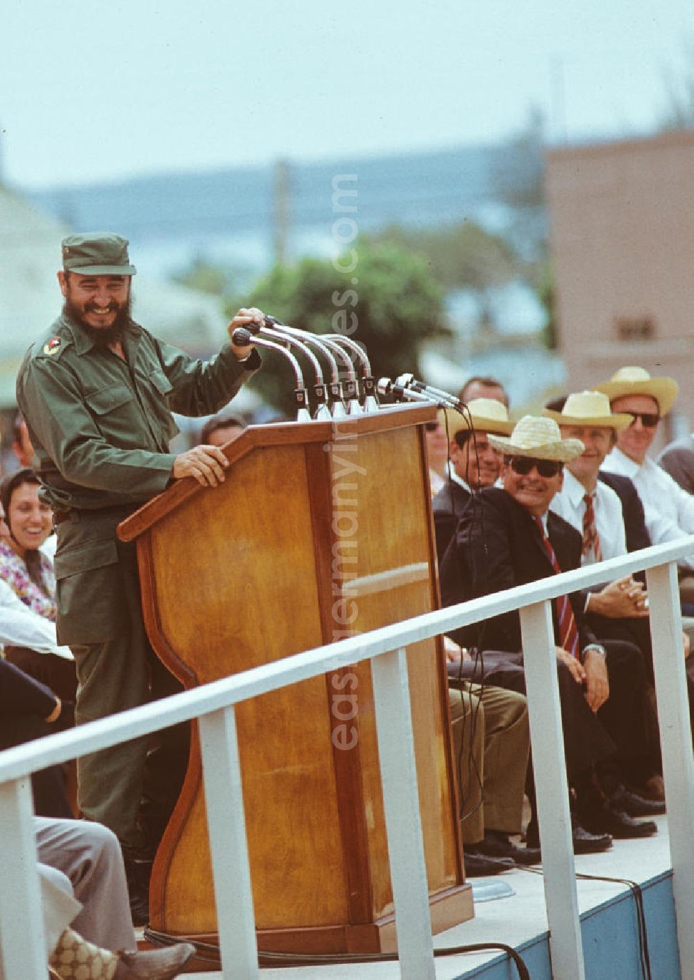 GDR image archive: Cienfuegos - Der kubanische Regierungschef Fidel Castro hält bei einer Großkundgebung im kubanischen Cienfuegos vor dem Staats- und Parteivorsitzenden der DDR, Erich Honecker, und weiteren Regierungs- und Parteifunktionären eine Rede. Honecker stattete vom 2