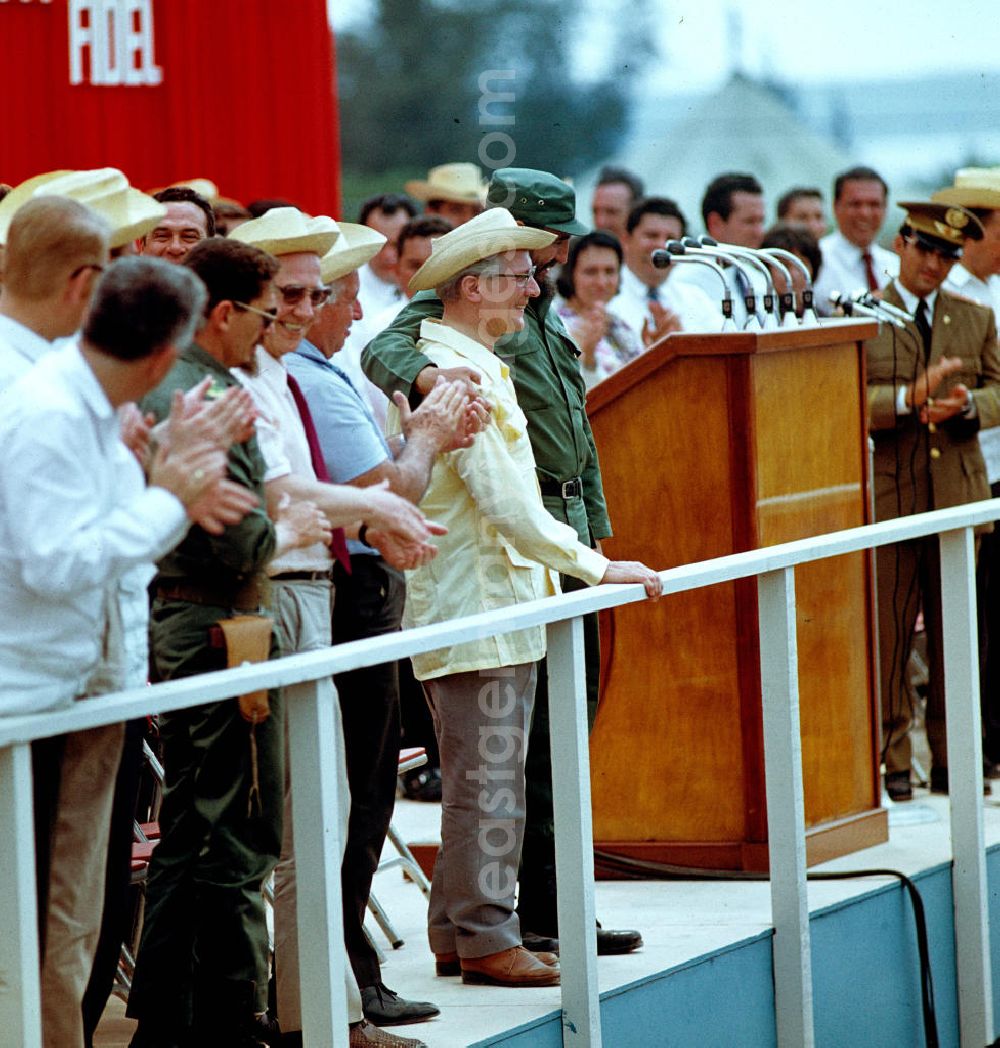 Cienfuegos: Arm in Arm lassen sich der Staats- und Parteivorsitzende der DDR, Erich Honecker, und der kubanische Regierungschef, Fidel Castro, bei einer Großkundgebung im kubanischen Cienfuegos feiern. Honecker stattete vom 2
