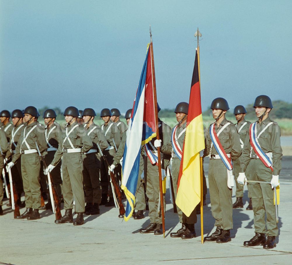 Santiago de Cuba: Aufstellung der kubanischen Ehrengarde zu Ehren des offiziellen Besuches des Staats- und Parteivorsitzenden der DDR, Erich Honecker, auf dem Flughafen Santiago de Cuba. Honecker stattete vom 2