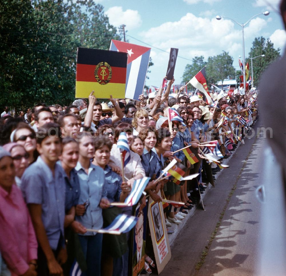 GDR photo archive: Havanna - Mit großem Jubel, DDR- und Kuba-Fahnen sowie Plakaten mit Honecker- und Karl-Marx-Abbildern wird in der kubanischen Bevölkerung die Ankunft des Staats- und Parteivorsitzenden der DDR, Erich Honecker, in Havanna gefeiert. Honecker stattete vom 2