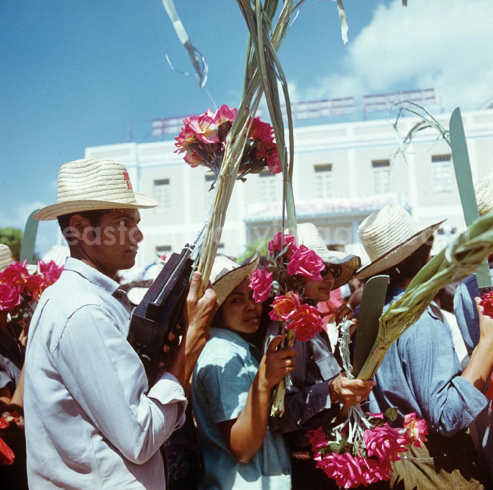 GDR picture archive: Havanna - Mit Blumen und Zuckerrohr wird der Staats- und Parteivorsitzende der DDR, Erich Honecker, von der Bevölkerung in Havanna willkommen geheißen. Honecker stattete vom 2