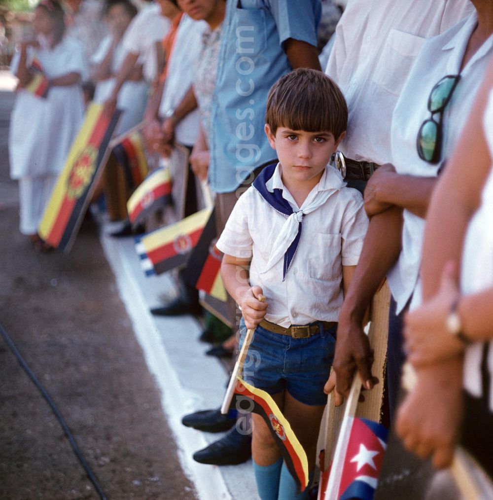 GDR image archive: Havanna - Mit DDR- und Kuba-Fähnchen wird der Staats- und Parteivorsitzende der DDR, Erich Honecker, von der Bevölkerung in Havanna willkommen geheißen. Honecker stattete vom 2