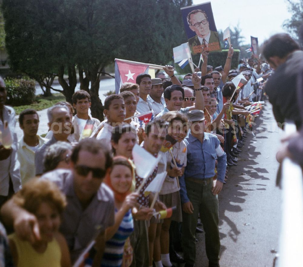 GDR photo archive: Havanna - Mit großem Jubel, DDR- und Kuba-Fahnen sowie Willkommens-Plakaten mit der Aufschrift Bienvenido Companero Erich Honecker wird in der kubanischen Bevölkerung die Ankunft des Staats- und Parteivorsitzenden der DDR, Erich Honecker, in Havanna gefeiert. Honecker stattete vom 2