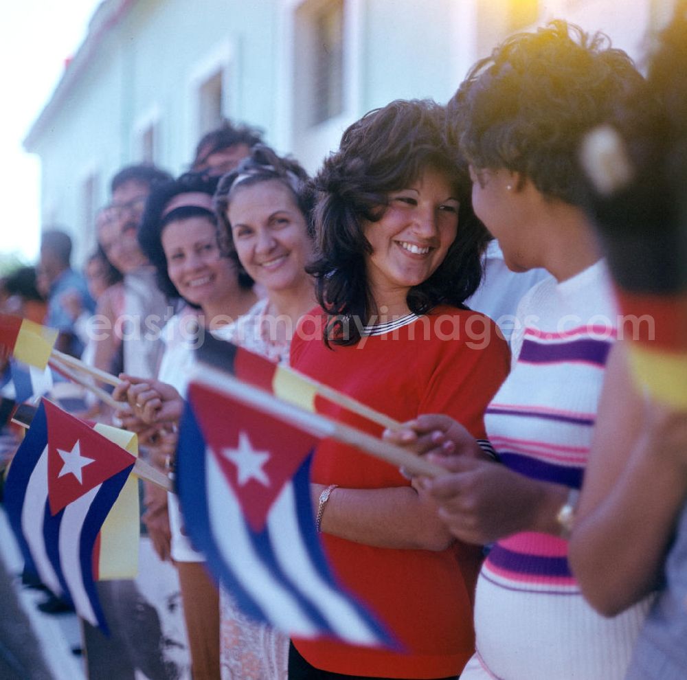 GDR picture archive: Havanna - Mit DDR- und Kuba-Fähnchen wird der Staats- und Parteivorsitzende der DDR, Erich Honecker, von der Bevölkerung in Havanna willkommen geheißen. Honecker stattete vom 2