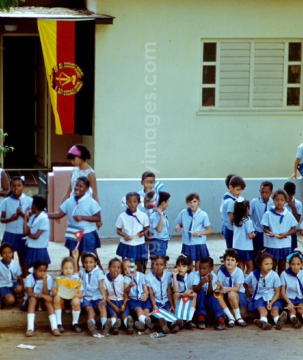 GDR image archive: Havanna - Mit DDR- und Kuba-Fähnchen wird der Staats- und Parteivorsitzende der DDR, Erich Honecker, von der Bevölkerung in Havanna willkommen geheißen. Honecker stattete vom 2