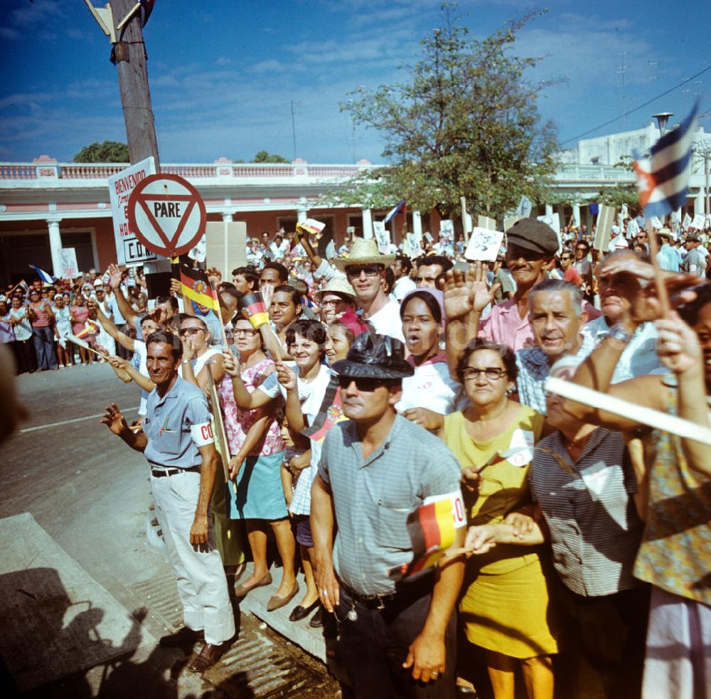 GDR photo archive: Havanna - Mit DDR- und Kuba-Fähnchen wird der Staats- und Parteivorsitzende der DDR, Erich Honecker, von der Bevölkerung in Havanna willkommen geheißen. Honecker stattete vom 2