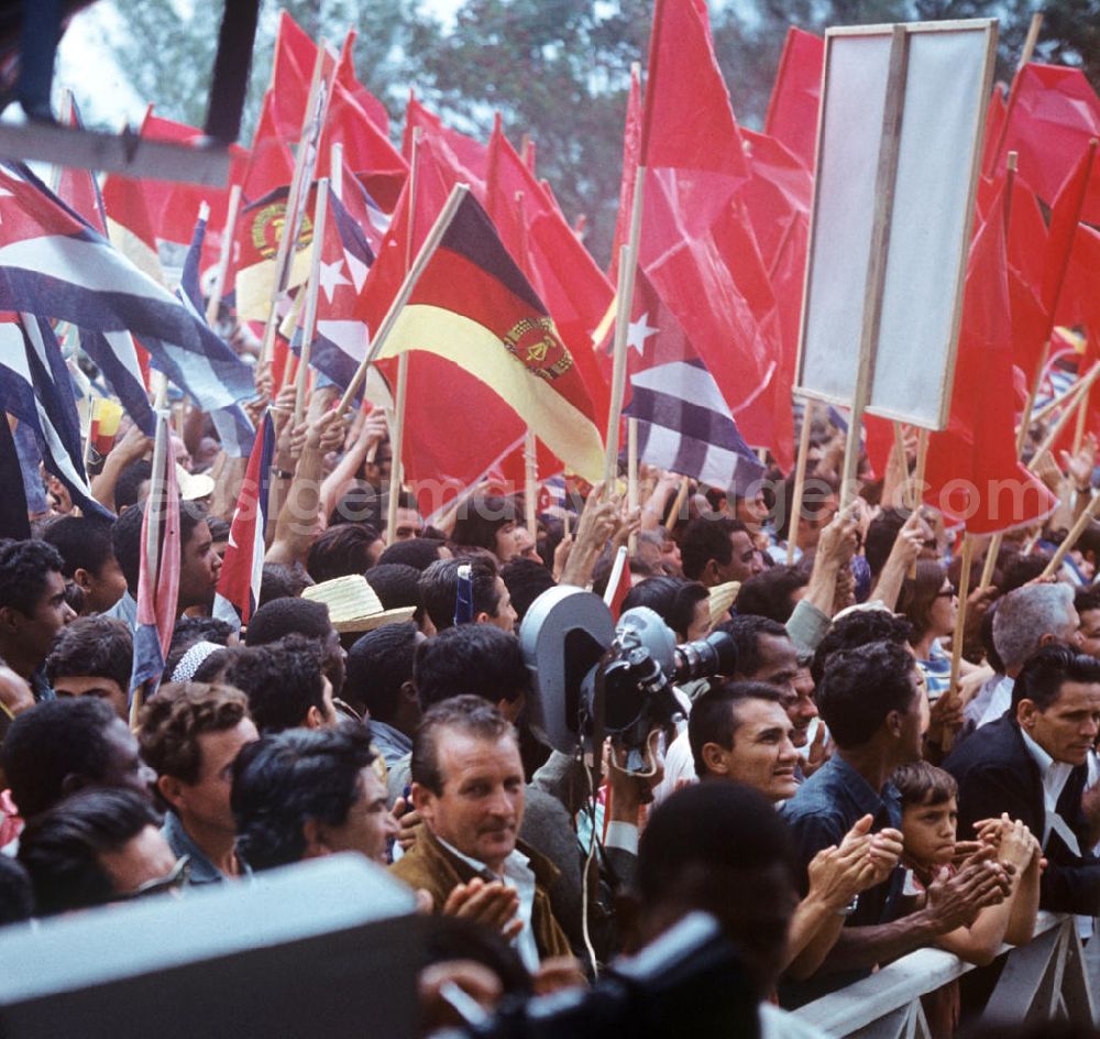 GDR photo archive: Havanna - Mit großem Jubel, DDR-, Kuba- und Roten Fahnen wird in der kubanischen Bevölkerung die Ankunft des Staats- und Parteivorsitzenden der DDR, Erich Honecker, in Havanna gefeiert. Honecker stattete vom 2