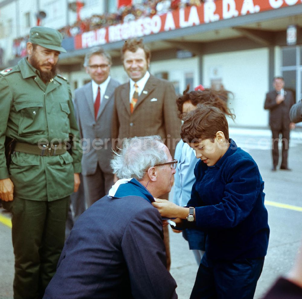 GDR image archive: Santiago de Cuba - Ein kubanischer Pionier bindet dem Staats- und Parteivorsitzenden der DDR, Erich Honecker, bei dessen Ankunft auf dem Flughafen Santiago de Cuba ein blau-weißes Pionier-Halstuch um. Honecker stattete vom 2