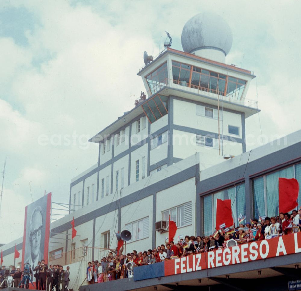 Santiago de Cuba: Mit einem großen Plakat mit dem Abbild des Staats- und Parteivorsitzenden der DDR, Erich Honecker, wird dieser auf dem Flughafen Santiago de Cuba willkommen geheißen. Honecker stattete vom 2