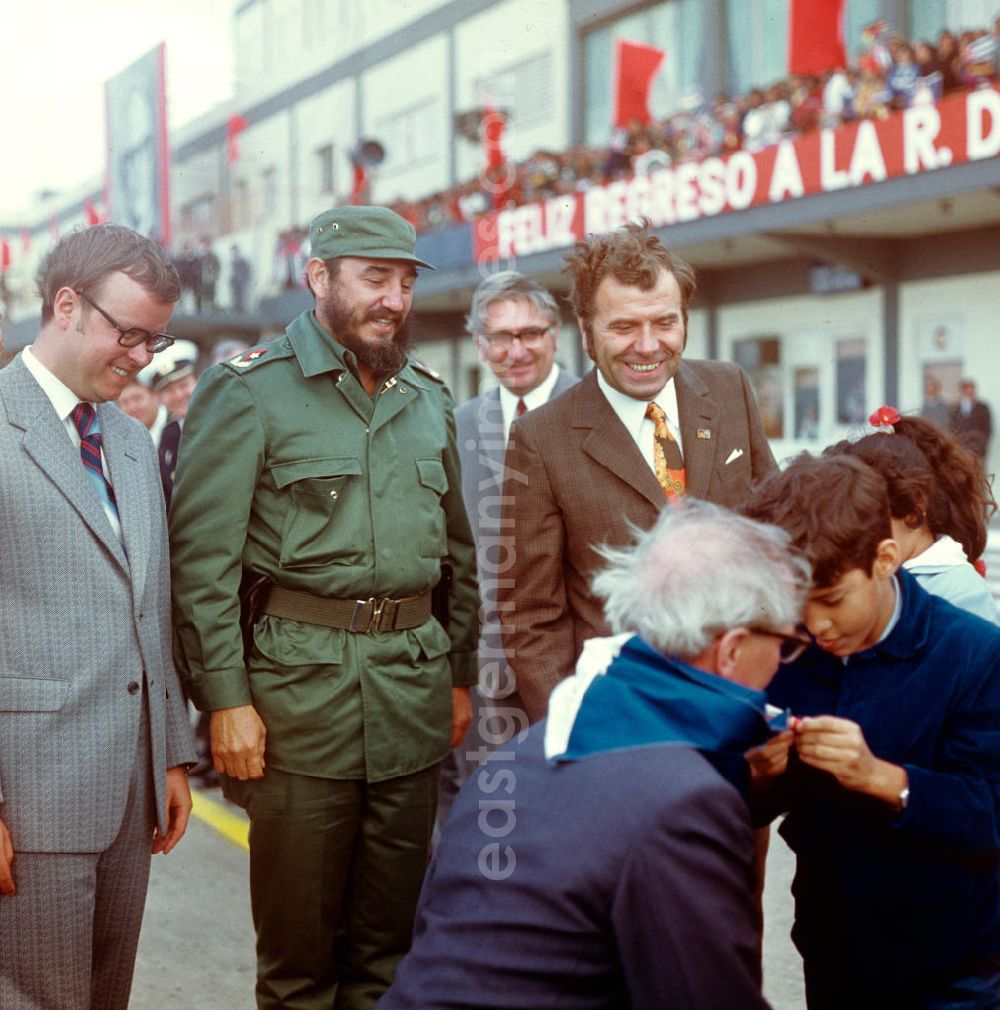 GDR image archive: Santiago de Cuba - Ein kubanischer Pionier bindet dem Staats- und Parteivorsitzenden der DDR, Erich Honecker, bei dessen Ankunft auf dem Flughafen Santiago de Cuba ein blau-weißes Pionier-Halstuch um. Honecker stattete vom 2