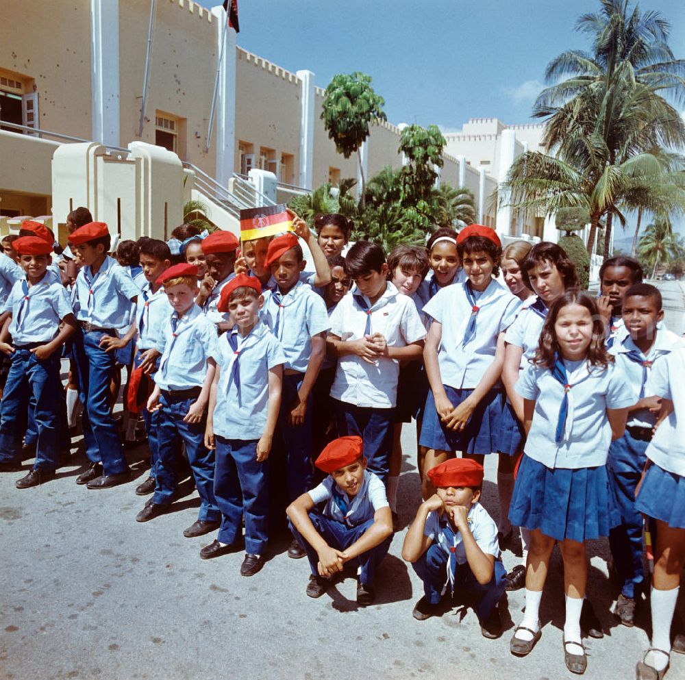 Santiago de Cuba: Kubanische Pioniere in Uniform warten vor dem Gebäude des Cuartel Moncada - der ehemaligen Moncada-Kaserne - auf die Ankunft des Staats- und Parteivorsitzenden der DDR, Erich Honecker, in Santiago de Cuba. Honecker stattete vom 2