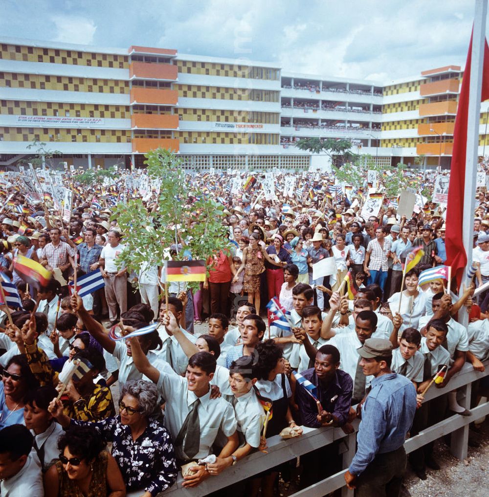 Havanna: Mit großem Jubel, DDR-Fähnchen und Willkommens-Plakaten wird in der kubanischen Bevölkerung die Ankunft des Staats- und Parteivorsitzenden der DDR, Erich Honecker, in Havanna gefeiert, aufgenommen am 20.2.1974. Honecker stattete vom 2