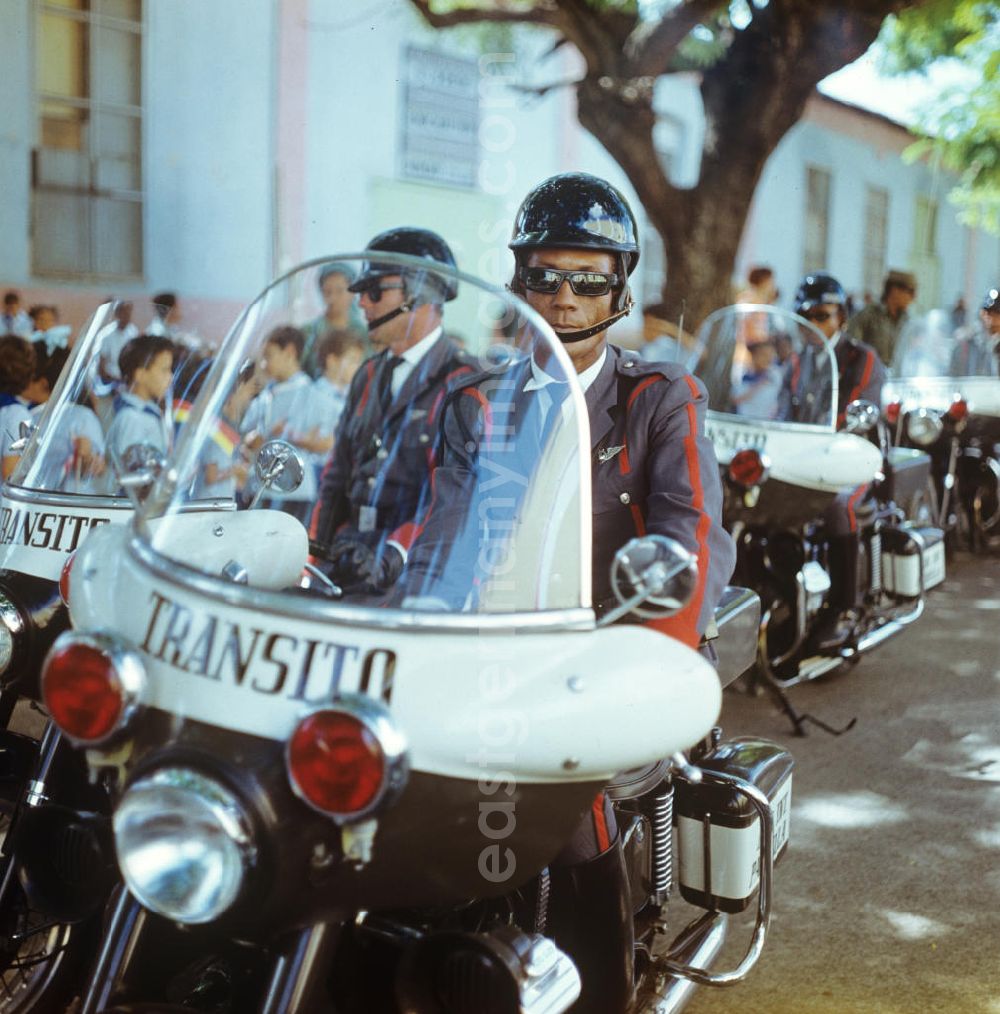 GDR image archive: Santiago de Cuba - Warten der kubanischen Begleiteskorte auf die Ankunft des Staats- und Parteivorsitzenden der DDR, Erich Honecker, auf dem Flughafen Santiago de Cuba. Honecker stattete vom 2