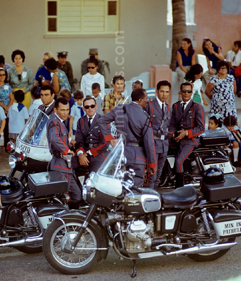 GDR picture archive: Santiago de Cuba - Warten der kubanischen Begleiteskorte auf die Ankunft des Staats- und Parteivorsitzenden der DDR, Erich Honecker, auf dem Flughafen Santiago de Cuba. Honecker stattete vom 2