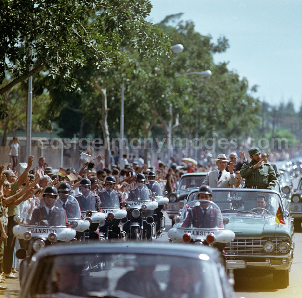 Havanna: Mit großem Jubel, DDR-Fähnchen und Willkommens-Plakaten wird in der kubanischen Bevölkerung die Ankunft des Staats- und Parteivorsitzenden der DDR, Erich Honecker, in Havanna gefeiert - hier im Wagen mit dem Regierungschef Kubas Fidel Castro. Honecker stattete vom 2