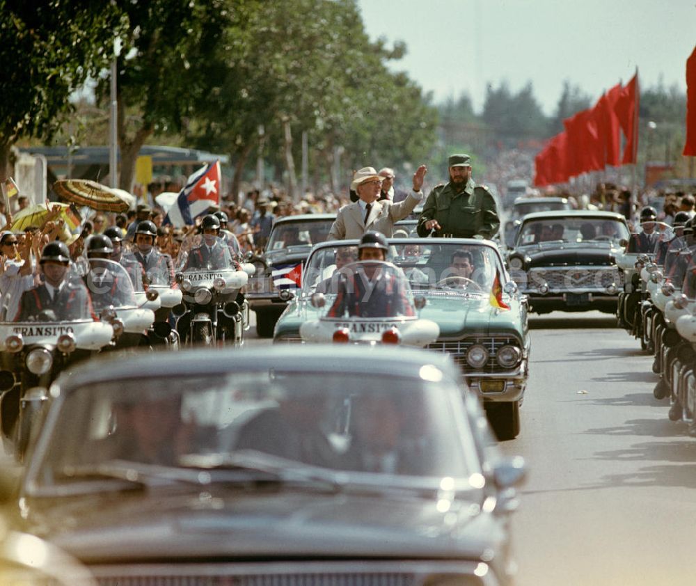 GDR photo archive: Havanna - Mit großem Jubel, DDR-Fähnchen und Willkommens-Plakaten wird in der kubanischen Bevölkerung die Ankunft des Staats- und Parteivorsitzenden der DDR, Erich Honecker, in Havanna gefeiert - hier im Wagen mit dem Regierungschef Kubas Fidel Castro, aufgenommen am 20.2.1974. Honecker stattete vom 2