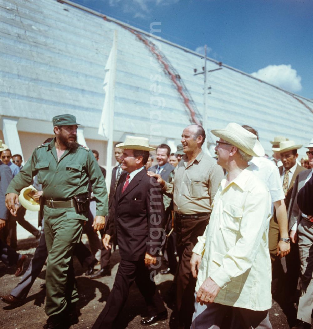 GDR photo archive: Cienfuegos - Der Staats- und Parteivorsitzende der DDR, Erich Honecker, besichtigt mit dem kubanischen Regierungschef Fidel Castro und weiteren Regierungs- und Parteifunktionären eine Düngemittelfabrik im kubanischen Cienfuegos. Honecker stattete vom 2