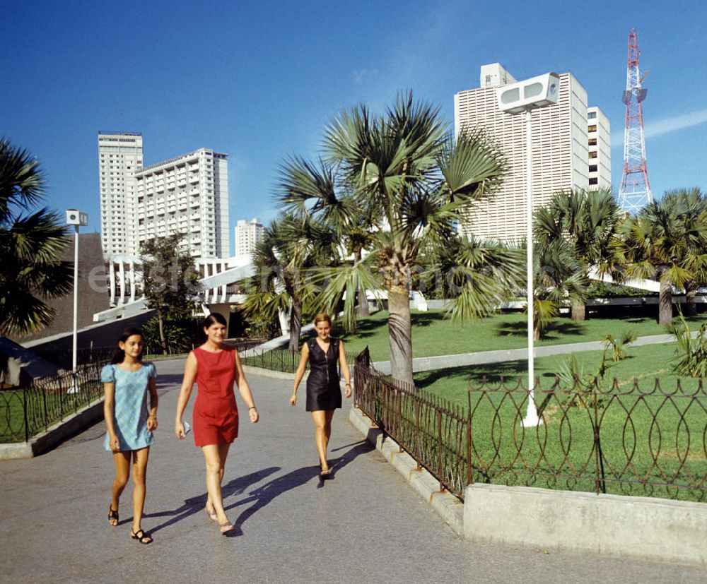 GDR image archive: Havanna - Am Rande gesehen - Frauen im Park vor der Hochhaus-Skyline Havannas. Erich Honecker stattete vom 2