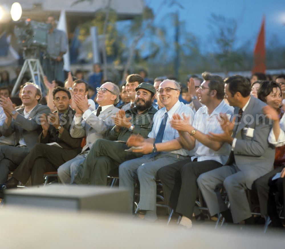 GDR picture archive: Santiago de Cuba - Der Staats- und Parteivorsitzende der DDR, Erich Honecker, und der kubanische Regierungschef Fidel Castro sitzen während des für den Staatsbesuch auffgeführten Kulturprogramms im Publikum und klatschen Beifall. Honecker stattete vom 2