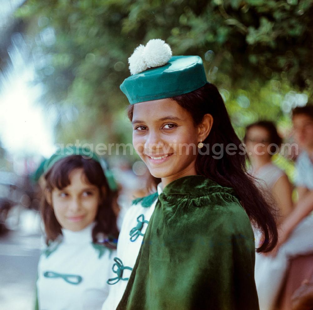 GDR picture archive: Havanna - Mädchen in grüner Uniform warten auf die Ankunft des Staats- und Parteivorsitzenden der DDR, Erich Honecker, in Havanna. Honecker stattete vom 2